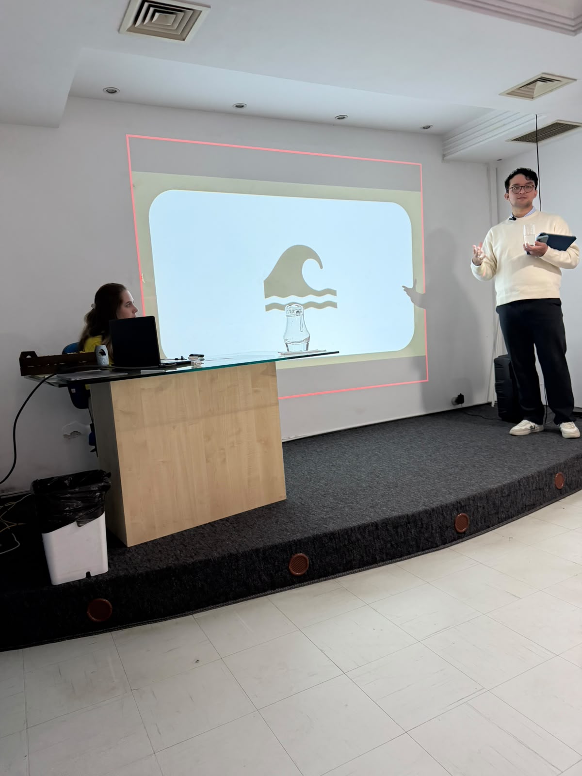 Psicólogo Yuri Santos durante a palestra sobre saúde mental no trabalho.