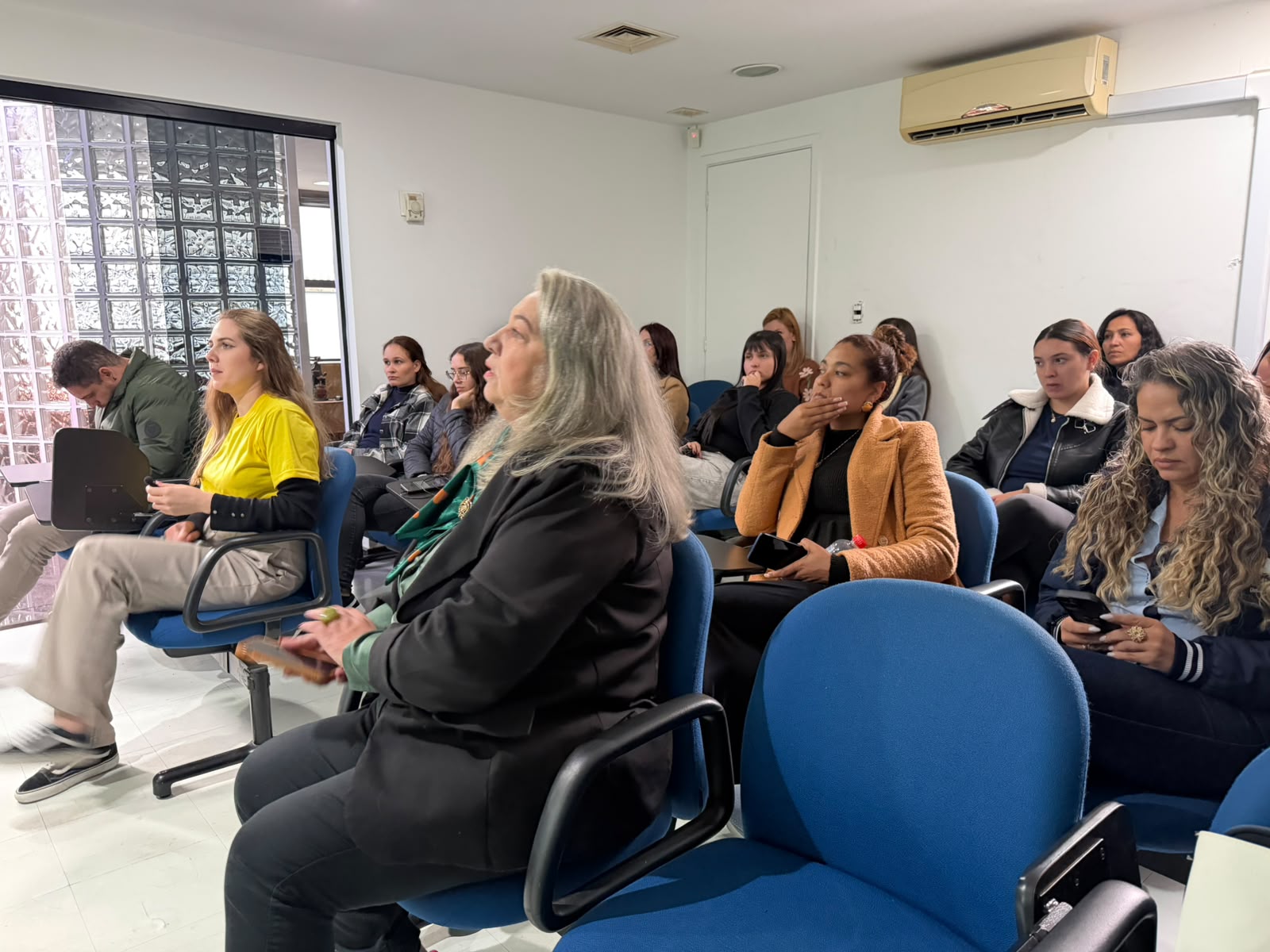 Equipes do Grupo Imediatta acompanhando a palestra sobre saúde mental no trabalho.